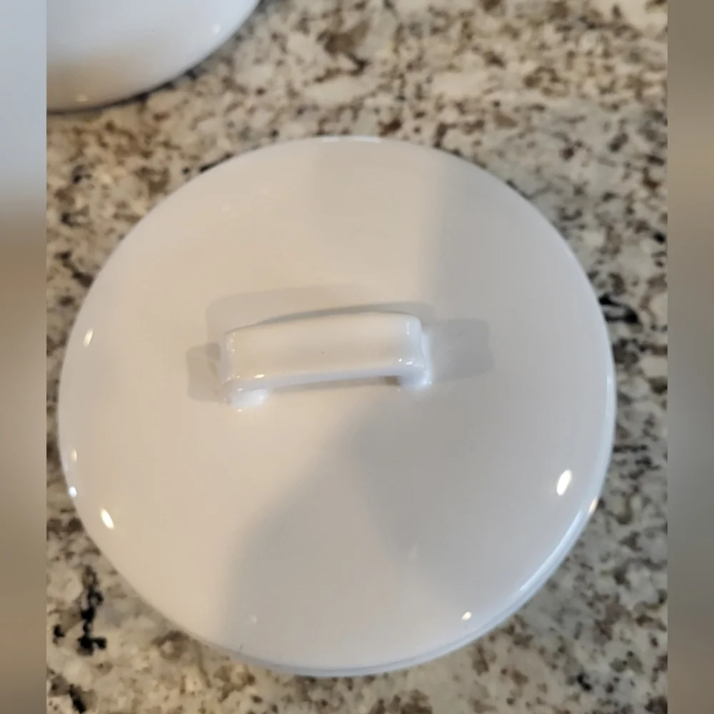 Crate&Barrel White Ceramic Cookie Jar. EUC. Farmhouse. Minimalist